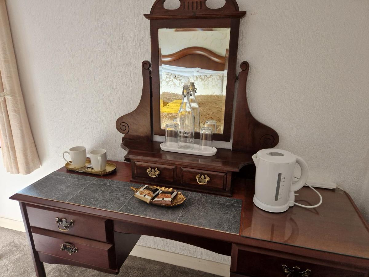 Ty Llew Hotel Llandysilio ภายนอก รูปภาพ